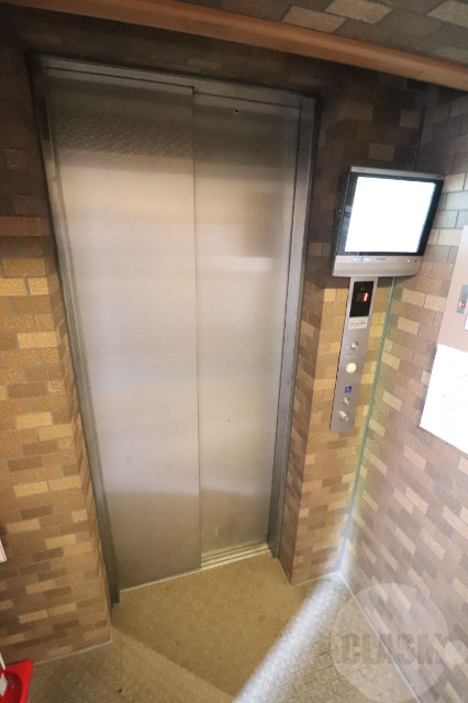 その他　モニター付きエレベーター