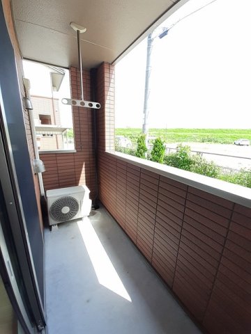 バルコニー　開放的で明るい空間を演出してくれるバルコニーです