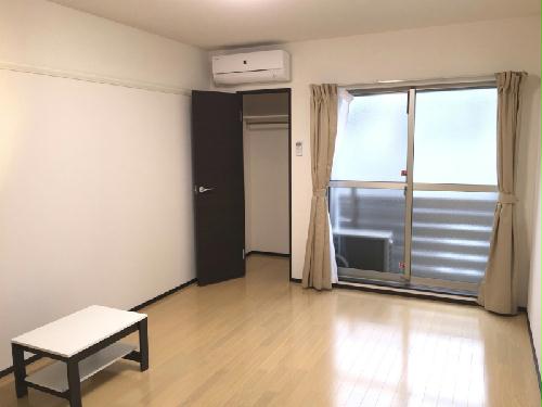 居室・リビング　備品や設備仕様は号室等により異なります現地をご確認下さい。