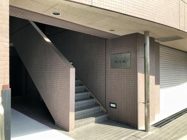 建物外観　２階がエントランス　１階からエレベーター