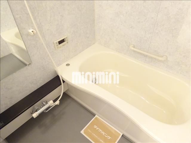 バス・シャワールーム　追い焚き機能が付いた広めのお風呂です。