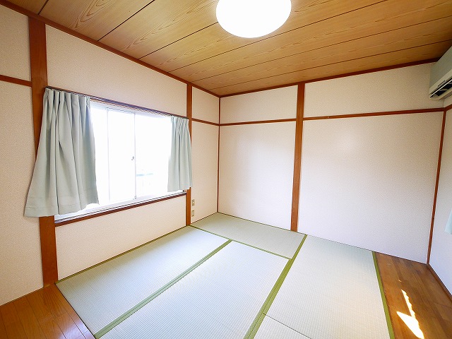 居室・リビング　畳の上でゆっくりとくつろげる和室です