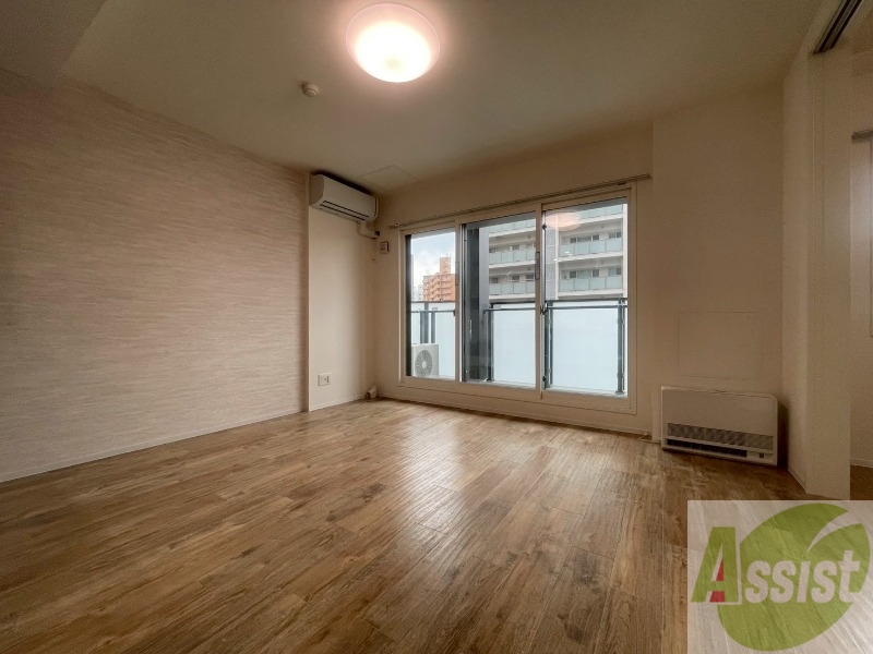 居室・リビング　リビングです。窓が大きくて明るいですね！