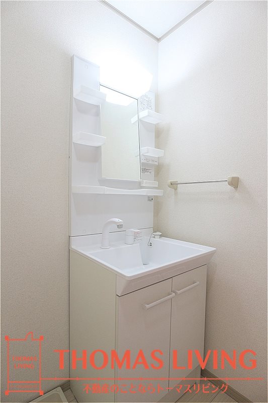 洗面設備　シャワーヘッド付きの洗面台です。