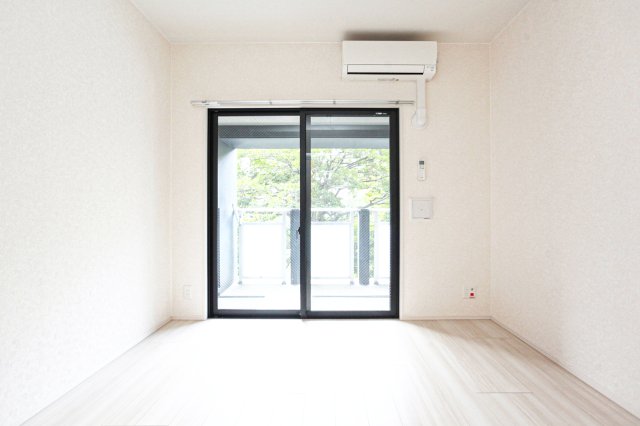 居室・リビング　初期費用分割可能です。別号室のものになります。現状優先。