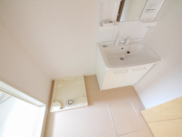 洗面設備　明るい洗面所です