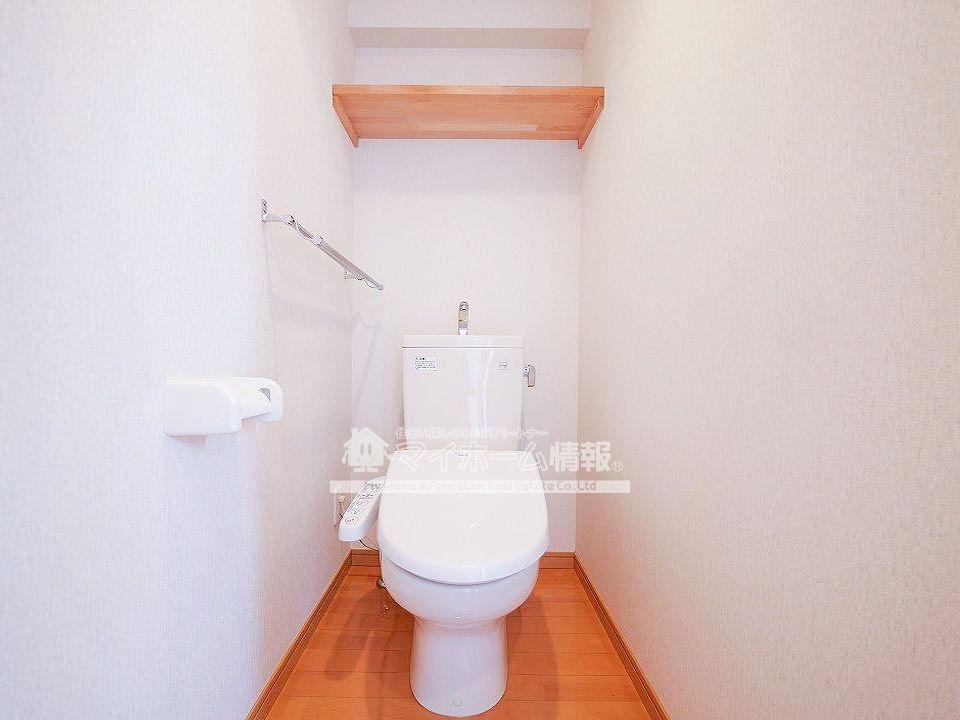 トイレ　背面棚がある清潔的なトイレです