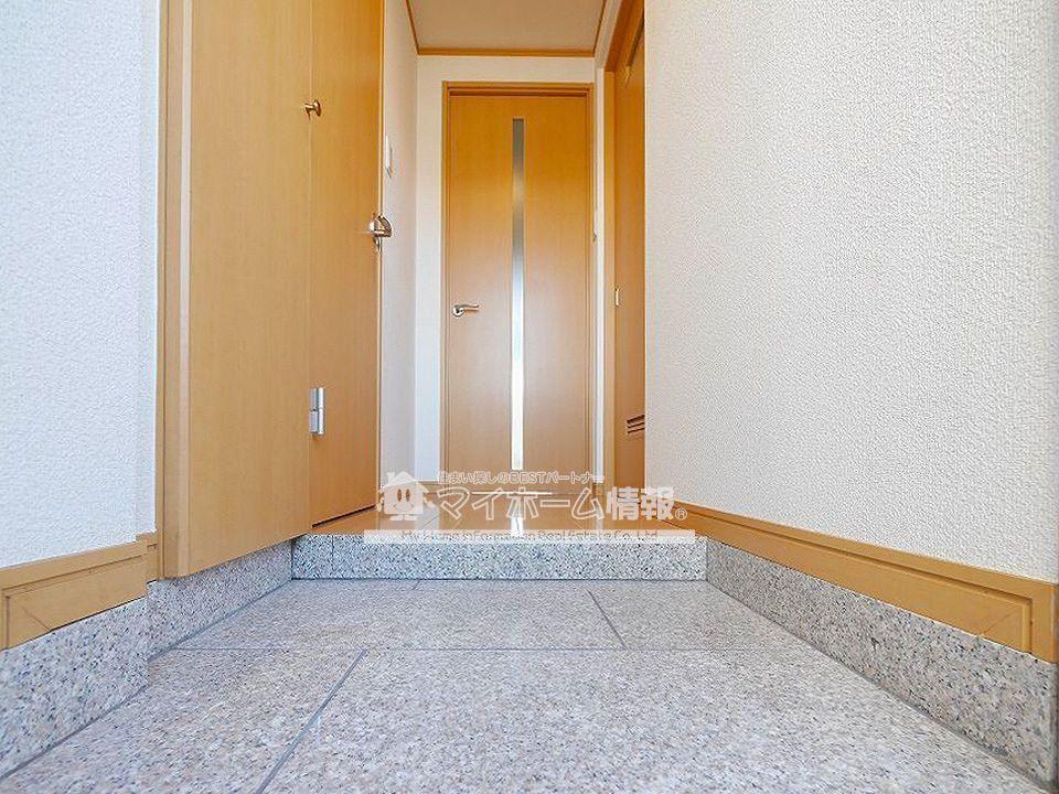 玄関　玄関はお手入れしやすく明るいスペース♪