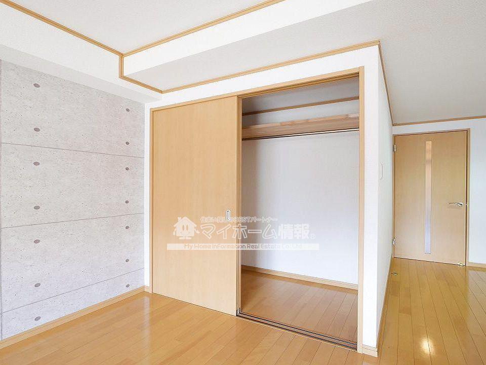 収納　片付け上手になるハンガーポール付きクローゼット