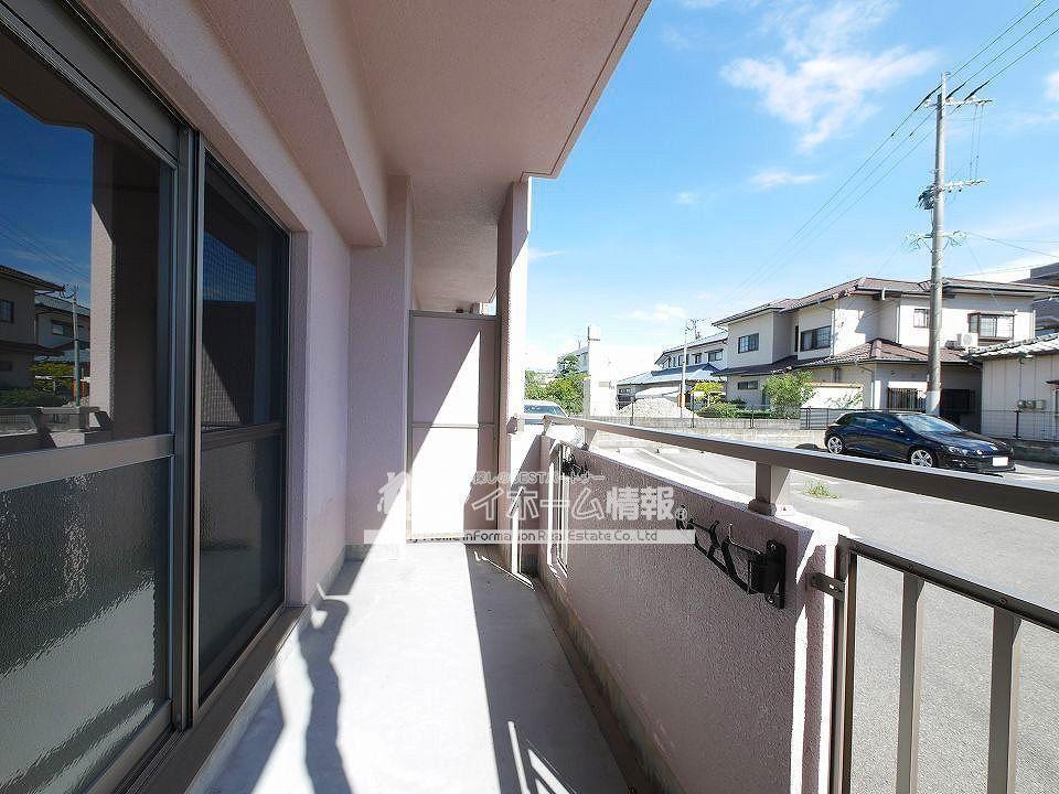 バルコニー　南向きの広々ベランダはお洗濯物もたくさん干せます