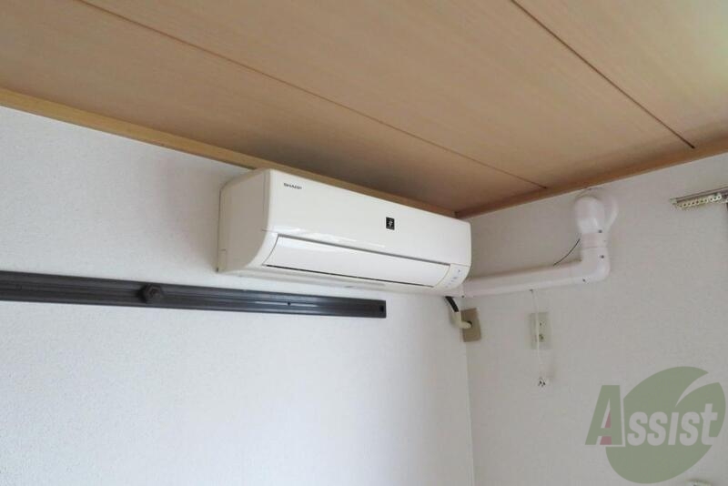 その他設備　お部屋の角にはエアコンも。シーズン問わず活躍ですね