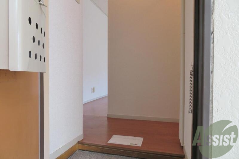 玄関　玄関を入ると右側がお風呂、正面がダイニングキッチンです