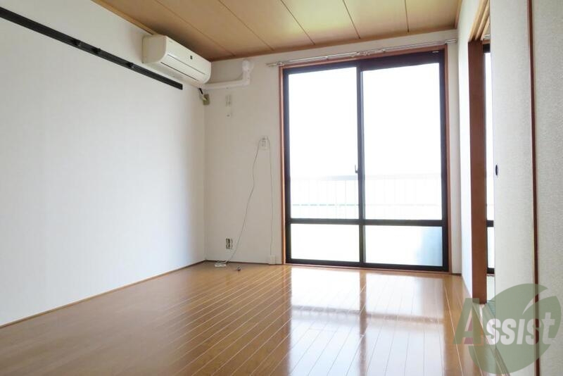 居室・リビング　南東向き、陽当りはなかなかの６帖の洋室です