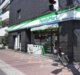 コンビニ　ファミリーマート台東三筋一丁目店（コンビニ）まで61m