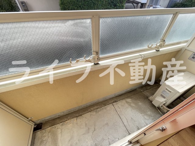 バルコニー　暖かな日差しのふりそそぐバルコニー