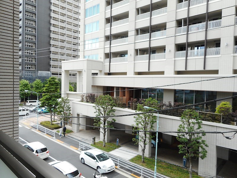 眺望　眺望は目の前はタワーマンションですが、道路が前にあり、圧迫感