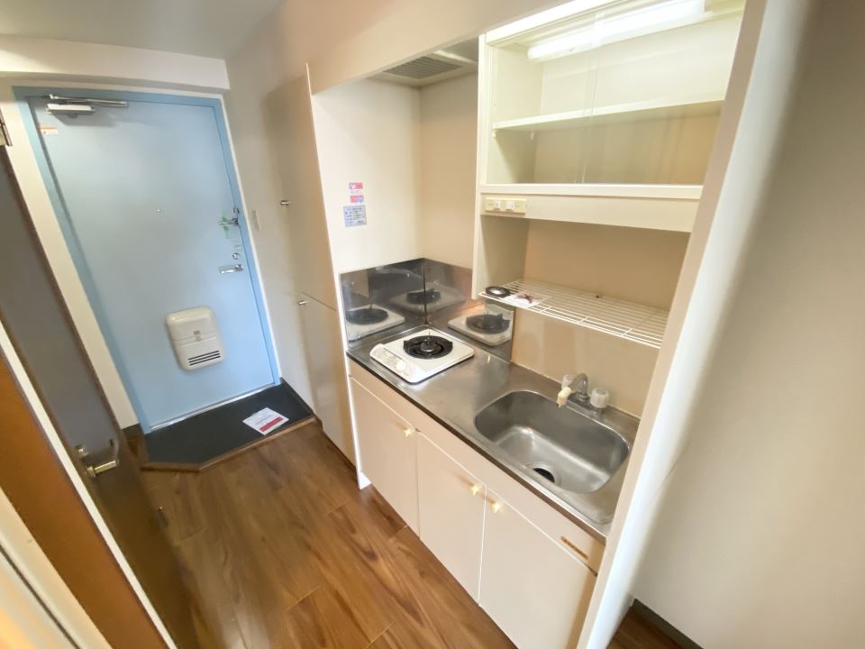 キッチン　角部屋で２面採光面です