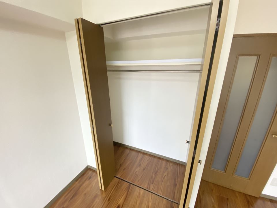 収納　ハンガーパイプ付きの収納です