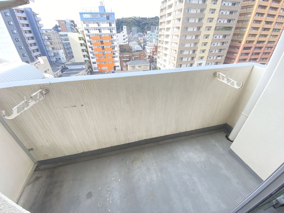 バルコニー　洗面台と鏡付きの浴室です