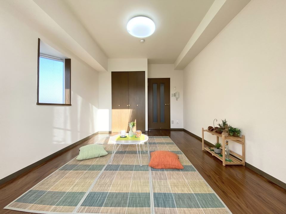 居室・リビング　家具を配置しやすいお部屋です