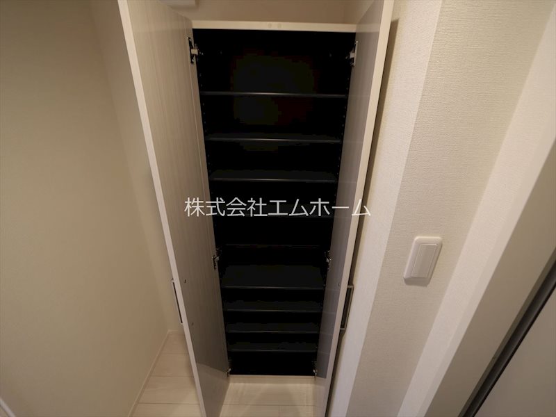 玄関　玄関　シューズボックス付（収納充実してます）