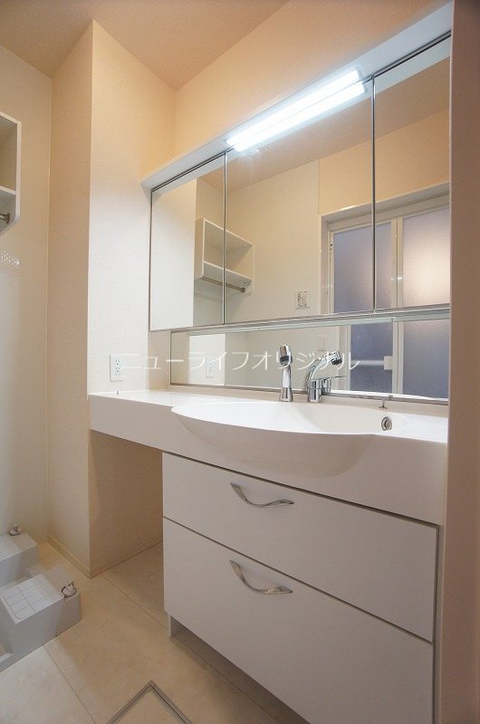 洗面設備　清潔感あふれるスタイリッシュな洗面化粧台