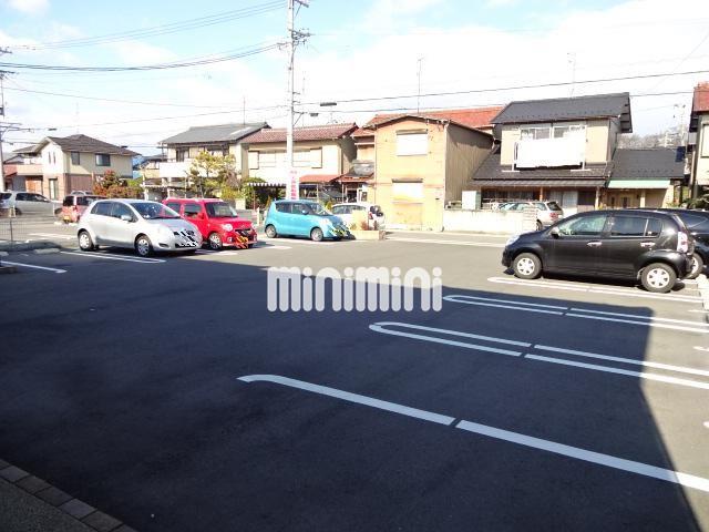 駐車場　ゆったり広めの駐車場です。