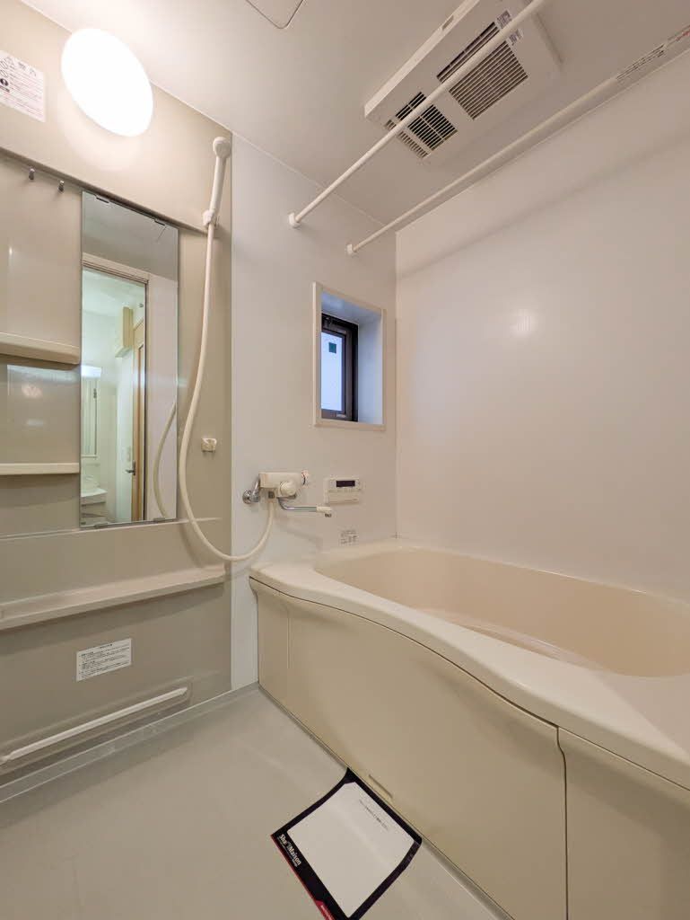 その他部屋・スペース　５．３帖の洋室。大きな窓があります。