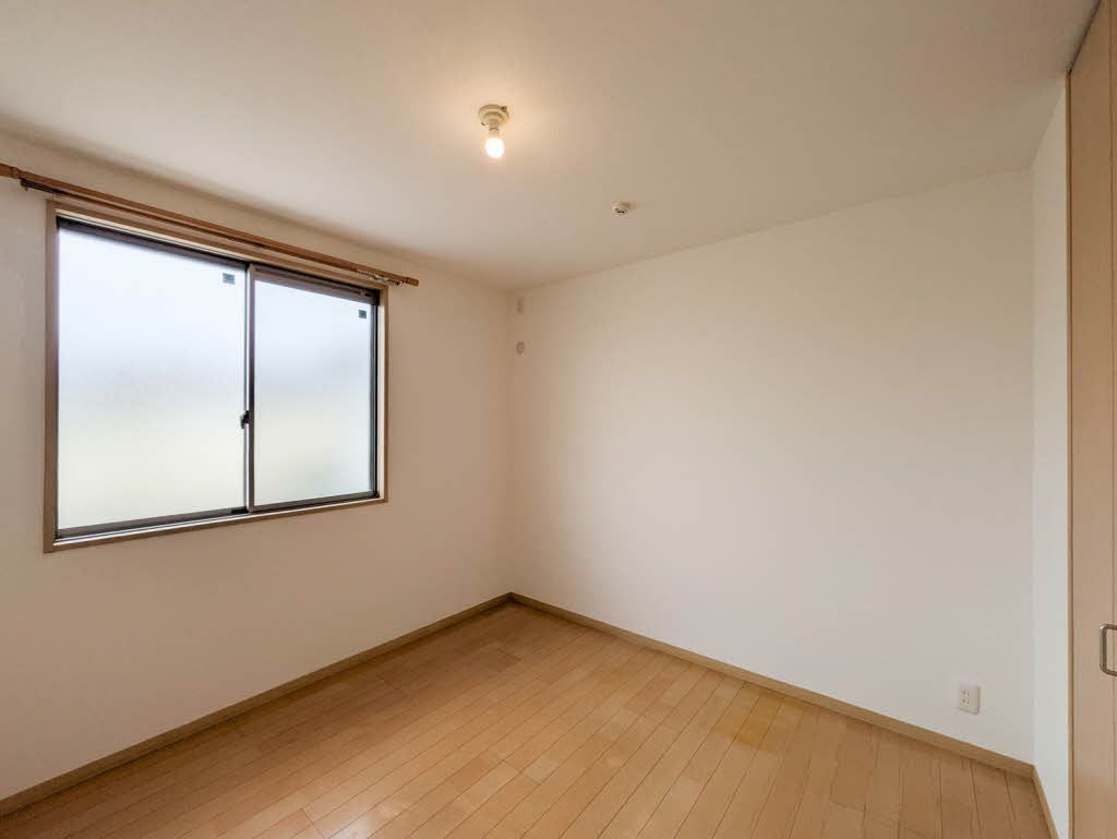 トイレ　暖房洗浄便座があります。また、手すり付きのペーパーホルダー…