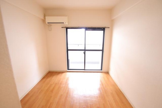 居室・リビング　※別号室の写真です。