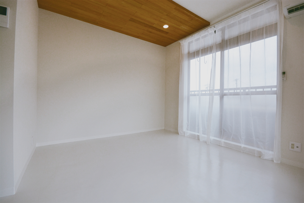 居室・リビング　レースカーテン付き。エアコンも交換済み。