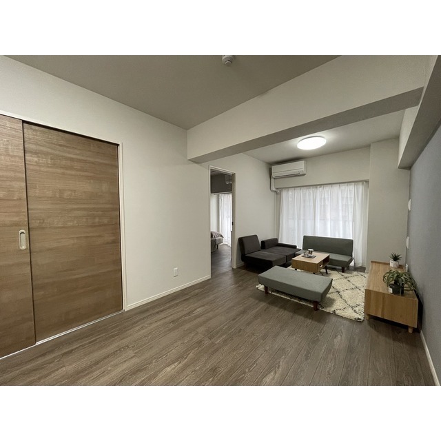 居室・リビング　【家具／調度品に関しては配置例を示したものであり、実際の賃貸