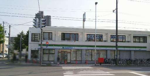 コンビニ　ファミリーマート東札幌店（コンビニ）まで80m