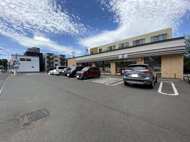 コンビニ　セブンイレブン（コンビニ）まで491m