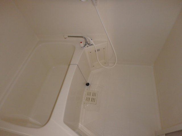 バス・シャワールーム　コンパクトで使いやすいお風呂です