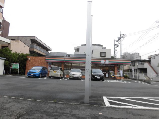 コンビニ　セブンイレブン（コンビニ）まで930m
