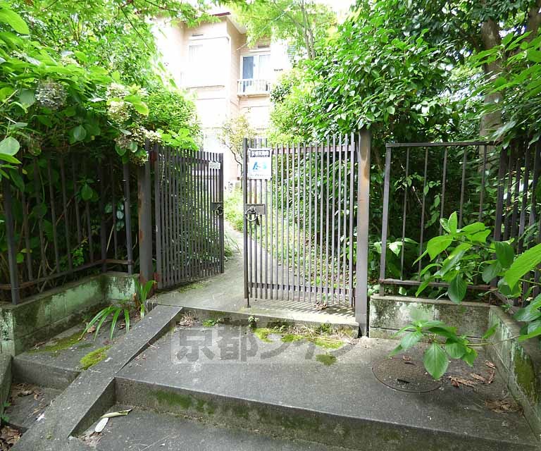 エントランス　童話に出てきそうなお庭です。