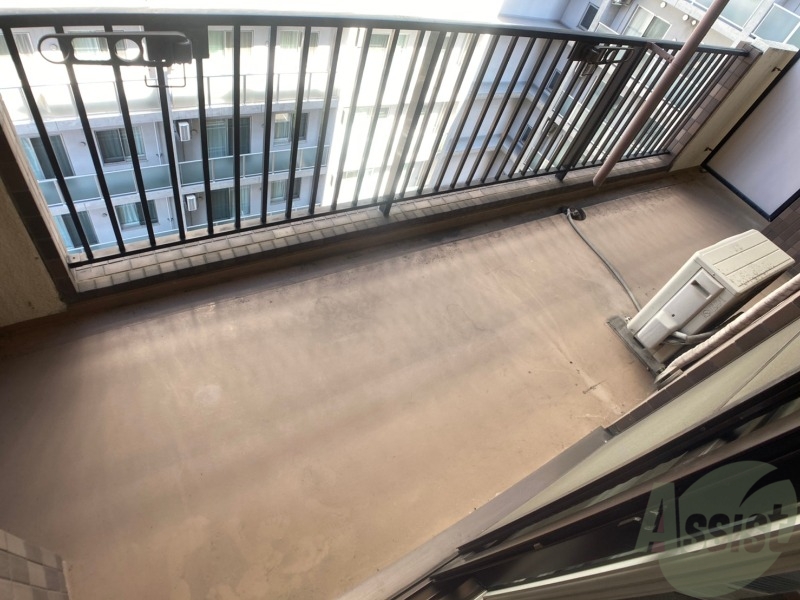 バルコニー　バルコニーは幅があり、広い印象を受けました。