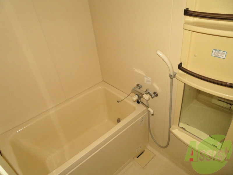 バス・シャワールーム　浴槽も広く、棚もありストレス無く使用出来そうですね。