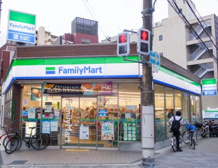 コンビニ　ファミリーマート 中津三丁目（コンビニ）まで140m