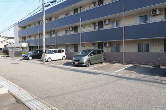 駐車場　車をお持ちの方に嬉しい駐車場付きの物件です
