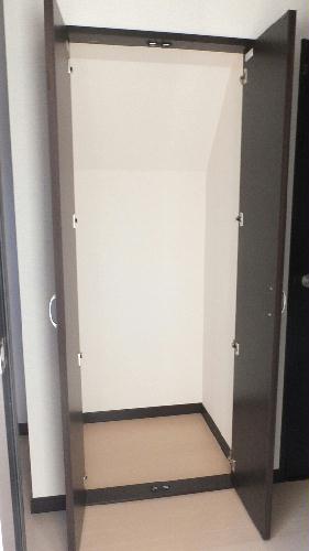 その他　玄関を入ると１つめの収納クローゼットが御座います。