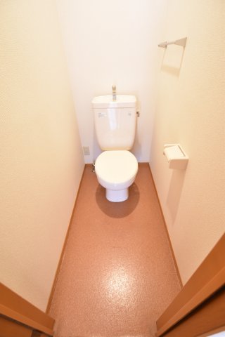 トイレ　別号室の写真です。ご参考までに