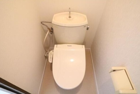 トイレ　温水洗浄便座付きです。