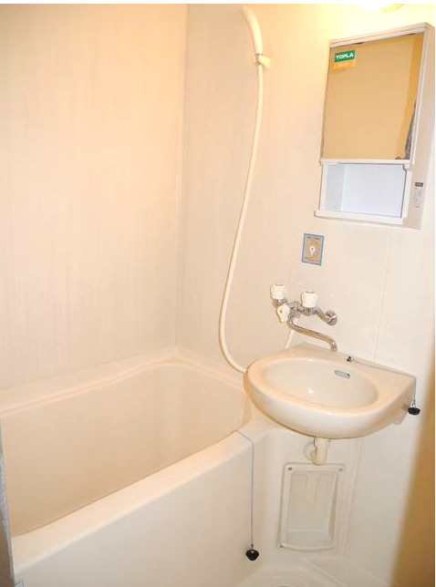 バス・シャワールーム　コンパクトなバス・洗面