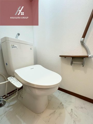 トイレ　落ち着いた色調のトイレです