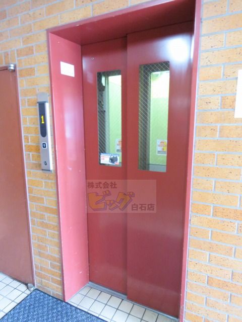 ロビー　高齢者の方も安心のエレベーター付きです♪