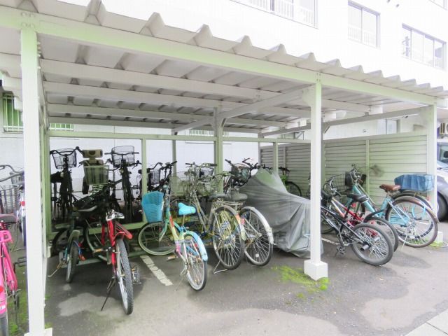 その他共有部分　屋根付き駐輪場完備しています♪