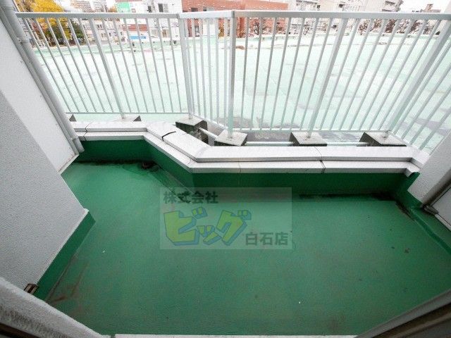 バルコニー　バルコニー付きで洗濯物を干せますね♪