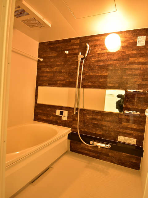 バス・シャワールーム　追い炊き浴室乾燥機能付きのゆったりサイズの浴槽